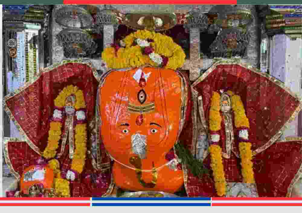 त्रिनेत्र गणेश मंदिर मंदिर में विराजमान भगवान गणेश की सजीव मूर्ति, फूलों और श्रृंगार से अलंकृत
