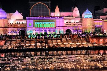 अयोध्या में सरयू नदी किनारे दीपावली 2025 पर जलते लाखों दीपों का दृश्य