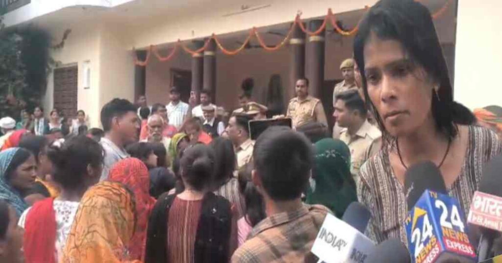 आज़मगढ़ जिले के डिहवा तरौधी गांव में करंट हादसे के बाद पुलिस और ग्रामीणों की भीड़, मीडियाकर्मी कवरेज करते हुए