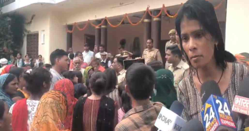 आज़मगढ़ जिले के डिहवा तरौधी गांव में करंट हादसे के बाद पुलिस और ग्रामीणों की भीड़, मीडियाकर्मी कवरेज करते हुए