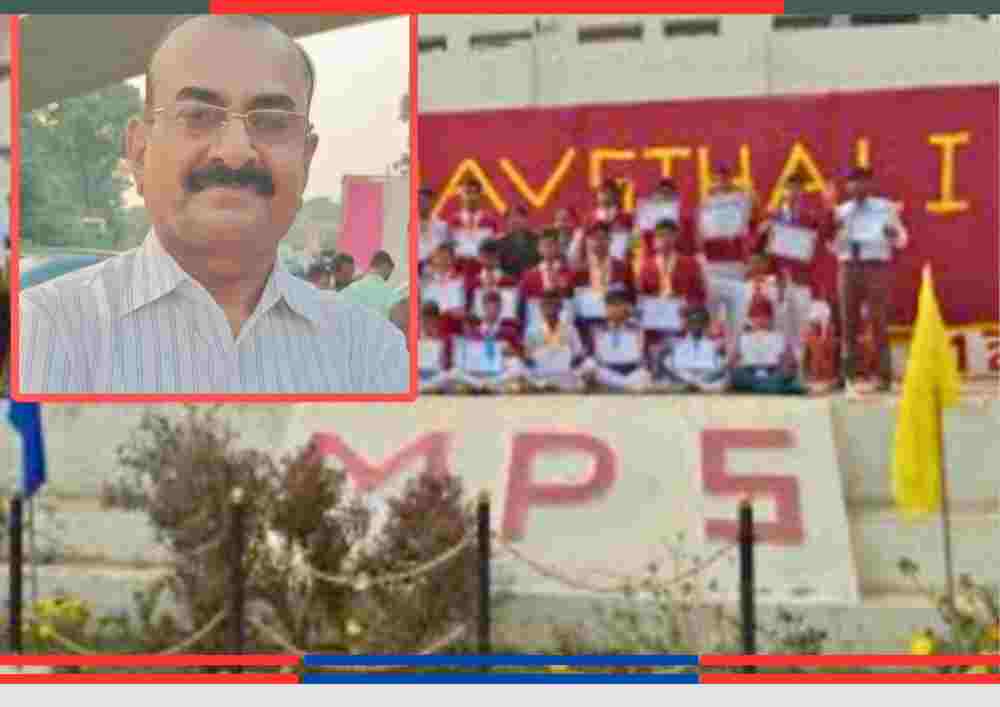संजीव दूबे की तस्वीर के साथ मानवस्थली पब्लिक स्कूल के छात्र-छात्राओं का समूह फोटो