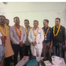 माला पहने बांदा प्रेस ट्रस्ट के नव-निर्वाचित पदाधिकारी एकत्र होकर फोटो खिंचवाते हुए