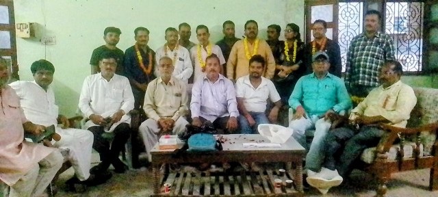 बैठक के दौरान पत्रकारों का बड़ा समूह एकत्रित, अध्यक्ष व अन्य वरिष्ठ सदस्य आसीन।