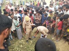 आजमगढ़ के मंझरिया गांव में हत्या के बाद पुलिस और स्थानीय लोगों की भीड़ घटनास्थल पर जमा