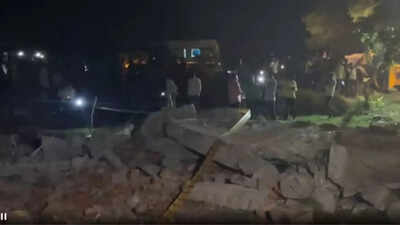 अयोध्या विस्फोट के बाद ध्वस्त मकान और राहत कार्य करते अधिकारी