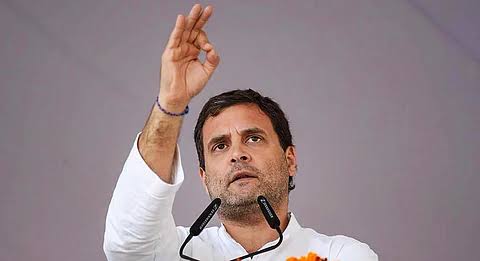 किसी जनसभा में मंच से संशोधन के दौरान