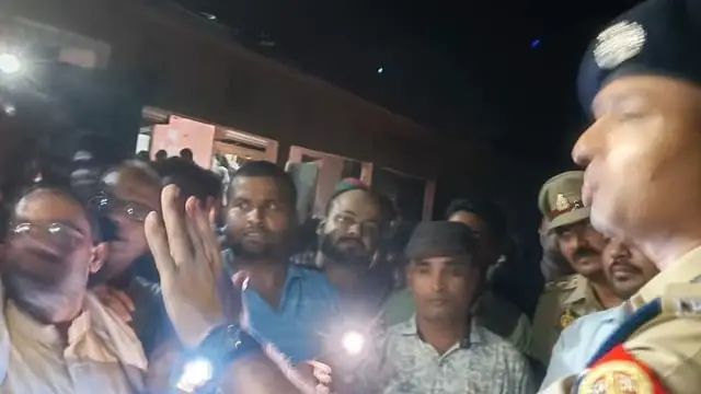 देवरिया के एकौना गांव में राम बारात में बवाल के बाद पुलिस अधिकारी भीड़ को समझाते हुए, ग्रामीणों की भीड़ और तनावग्रस्त माहौल