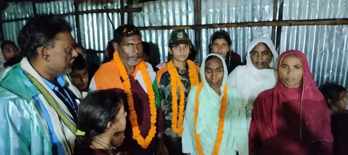 नगमा सेना भर्ती ठगी केस – वर्दी में नगमा परिवार और ग्रामीणों के साथ जश्न मनाते हुए