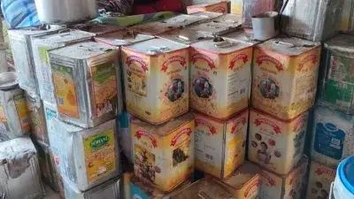 घी के टिनों के ढेर, जिनमें नकली पूजा का घी भरा गया है और जो कानपुर-उन्नाव के अवैध कारोबार से संबंधित हैं।