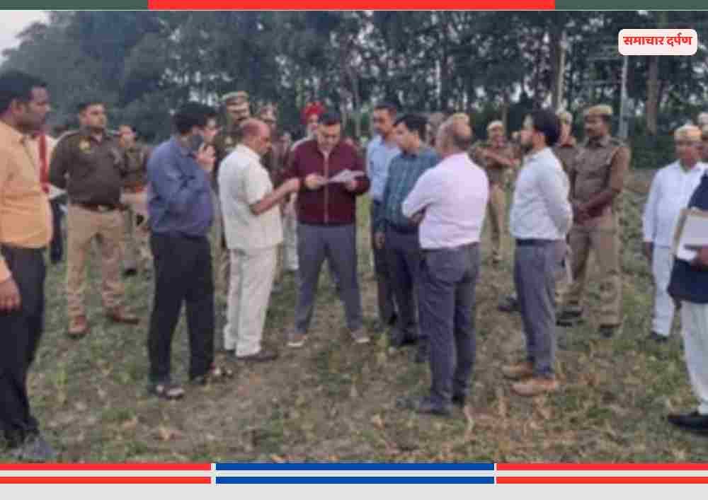 जिलाधिकारी अधिकारियों और पुलिस बल के साथ सेमरहना गांव में भरथापुर नौका हादसे के पीड़ितों के पुनर्वास स्थल का निरीक्षण करते हुए