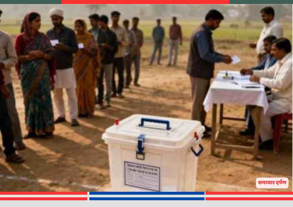 यूपी पंचायत चुनाव में ग्रामीण मतदाता मतदान केंद्र पर मतदान करते हुए और बैलेट बॉक्स