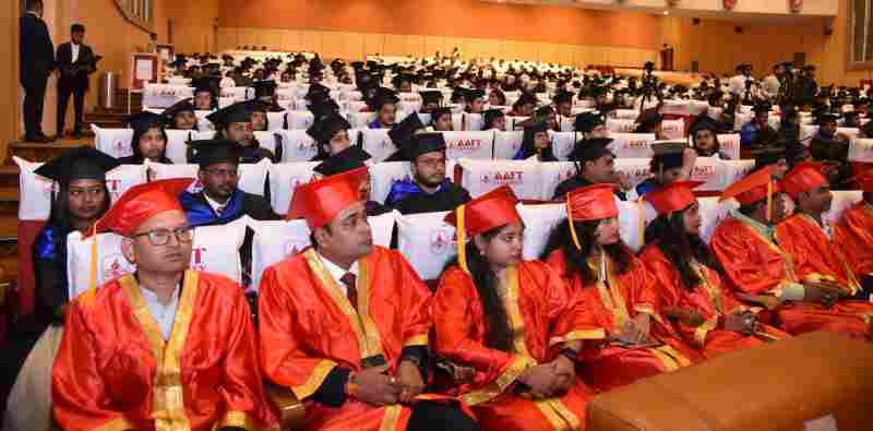 AAFT यूनिवर्सिटी छत्तीसगढ़ के दीक्षांत समारोह में डिग्री और स्वर्ण पदक प्राप्त करने वाले छात्र-छात्राएं