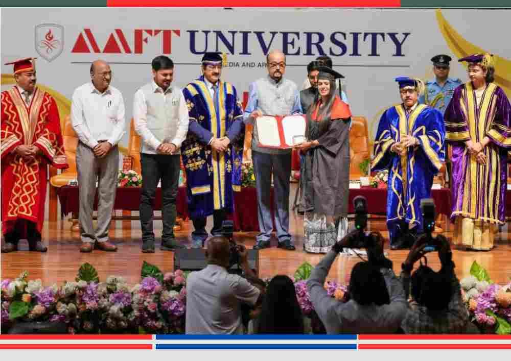 राज्यपाल रामेन डेका सुरभि मोटवानी को स्वर्ण पदक और उपाधि प्रदान करते हुए – AAFT यूनिवर्सिटी, छत्तीसगढ़