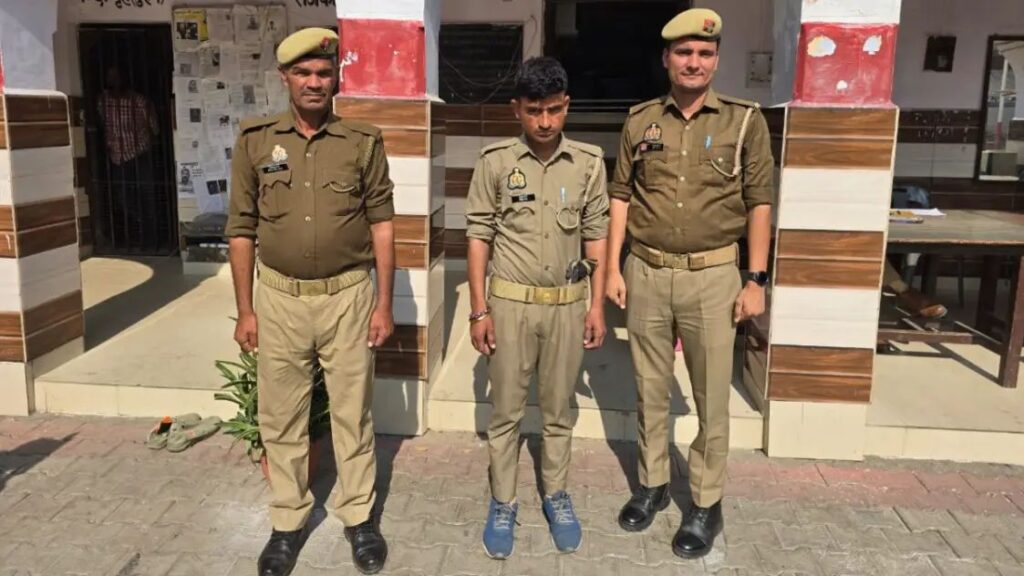 नकली वर्दी असली भौकाल