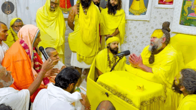 कभी आभार के आंसू छलके तो कभी संत-रज पाने पांवों में गिरे ; संत प्रेमानंद महाराज से इन संतों का भावुक मिलन