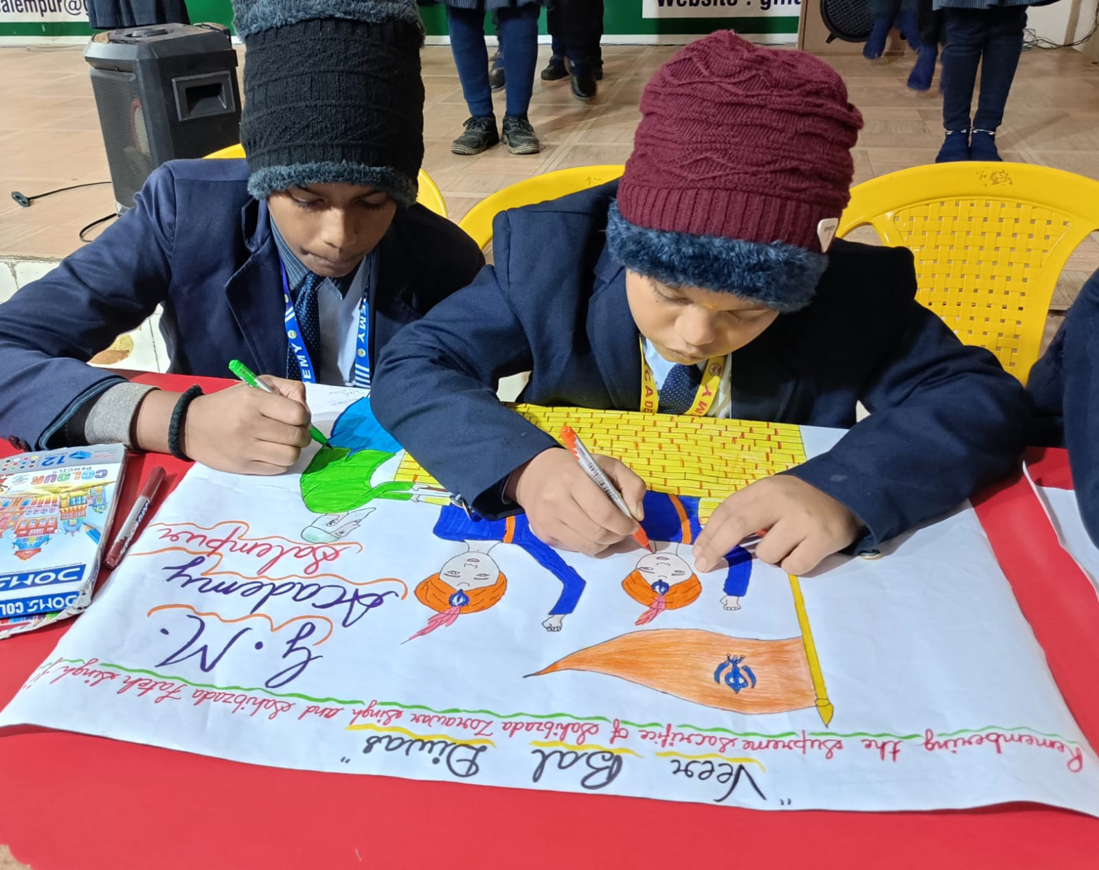 सलेमपुर देवरिया के जीएम एकेडमी स्कूल में वीर बाल दिवस पर साहबजादा जोरावर सिंह और फतेह सिंह पर आधारित पोस्टर बनाते छात्र