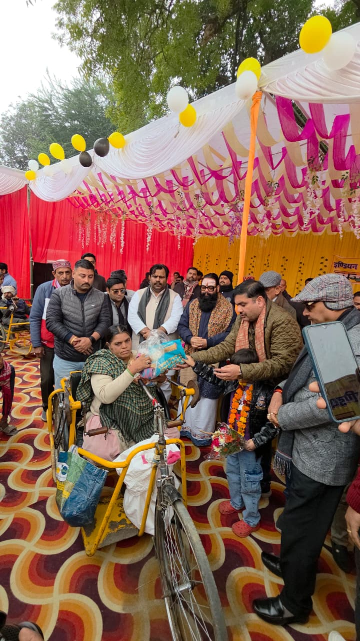 राजा कॉलेज फील्ड में आयोजित इंडियन रोटी बैंक के जन बाज़ार के दौरान अतिथियों द्वारा जरूरतमंद बच्चों और परिवारों को आवश्यक सामग्री प्रदान करते हुए