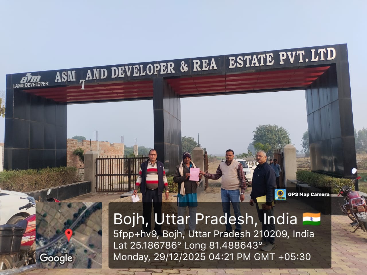 चित्रकूट जिले के बोज्ह क्षेत्र में एएसएम लैंड डिवलपर्स एंड रियल एस्टेट प्राइवेट लिमिटेड की साइट पर जिला पंचायत द्वारा नोटिस तामील कराते अधिकारी