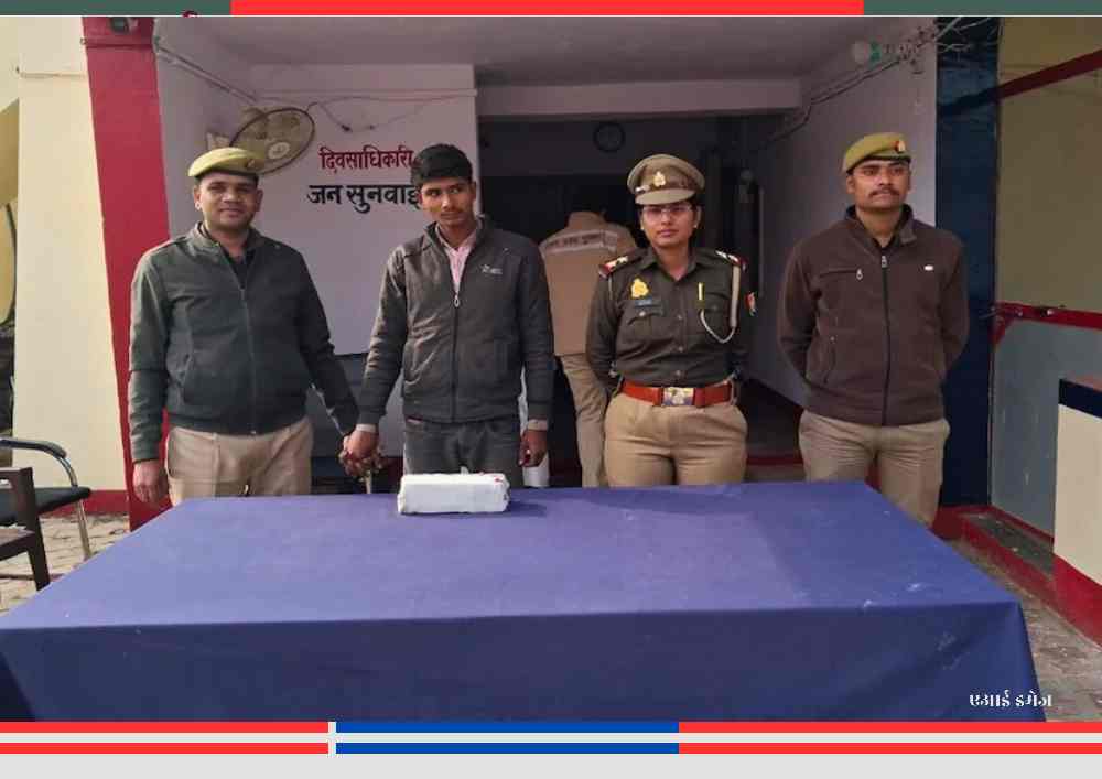 बांदा जिले में शराब के नशे में दोस्त की हत्या करने वाला आरोपी पुलिस द्वारा गिरफ्तार, थाने में पेशी के दौरान की तस्वीर