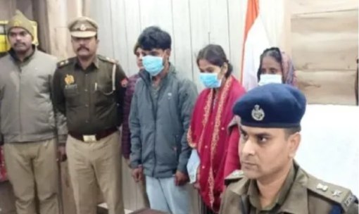 बलरामपुर में सगाई के बाद युवती की हत्या मामले में गिरफ्तार आरोपी, पुलिस अभिरक्षा में खड़े