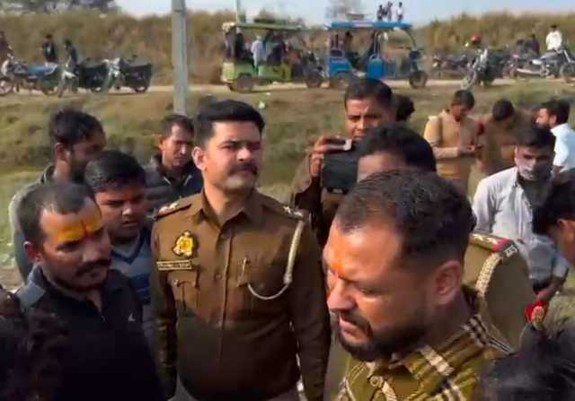 चित्रकूट के सरधुवा गांव में धार्मिक आयोजन को लेकर पुलिस अधिकारियों द्वारा ग्रामीणों से बातचीत करते हुए