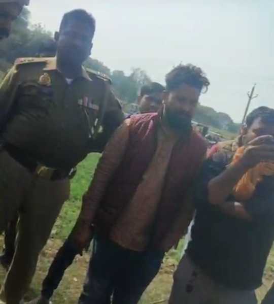 चित्रकूट के सरधुवा गांव में प्रभु यीशु मसीह के जन्मदिन कार्यक्रम के दौरान पुलिस द्वारा स्थिति नियंत्रित करते हुए युवक को साथ ले जाते हुए