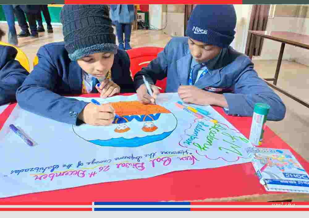 सलेमपुर देवरिया के जीएम एकेडमी स्कूल में वीर बाल दिवस पर साहबजादा जोरावर सिंह और फतेह सिंह पर आधारित पोस्टर बनाते छात्र