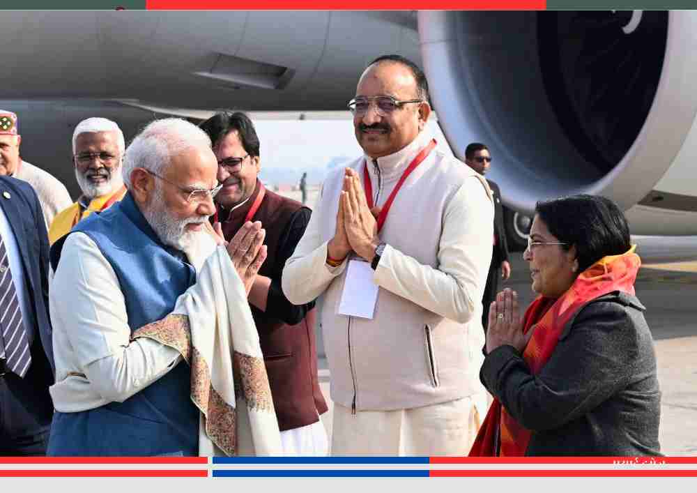 लखनऊ के अमौसी हाइवे अड्डे पर प्रधानमंत्री नरेंद्र मोदी का राज्यमंत्री रजनी तिवारी और भाजपा नेताओं द्वारा हाथ जोड़कर स्वागत करते हुए दृश्य