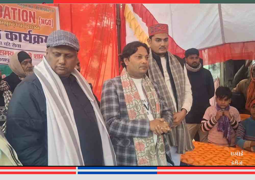 QR Foundation द्वारा गैड़ास बुजुर्ग क्षेत्र में आयोजित कंबल वितरण कार्यक्रम में मुख्य अतिथि और स्थानीय जनप्रतिनिधियों की मौजूदगी में गरीब परिवारों को कंबल वितरित करते हुए सामाजिक कार्यकर्ता