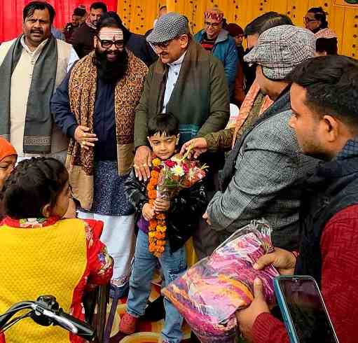 इंडियन रोटी बैंक द्वारा आयोजित जन बाज़ार में जरूरतमंद बच्चों और परिवारों को आवश्यक सामग्री वितरित करते हुए अतिथि एवं सामाजिक कार्यकर्ता