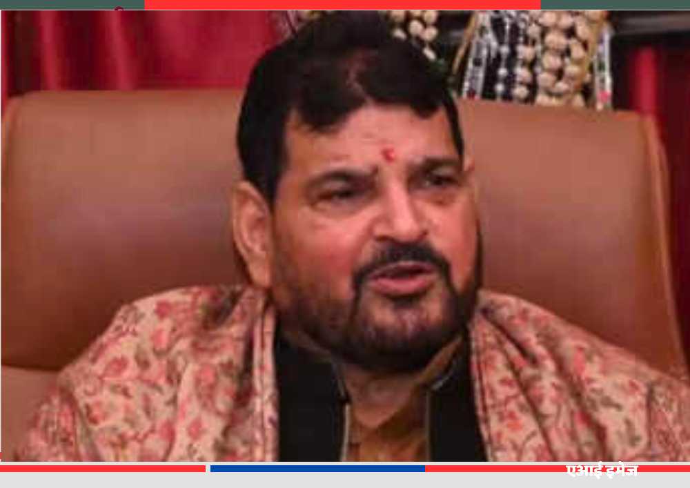 पूर्व भाजपा सांसद बृज भूषण शरण सिंह गोंडा में चैरिटेबल ब्लड बैंक उद्घाटन कार्यक्रम के दौरान मीडिया से बातचीत करते हुए