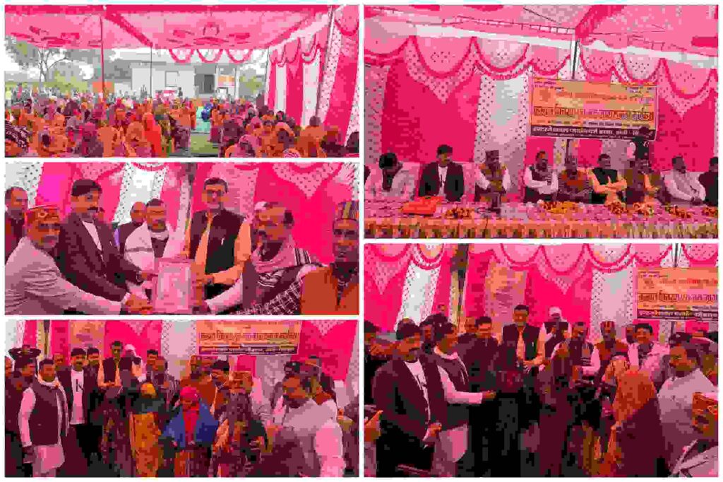 राजापुर क्षेत्र के बेराउर गांव में महिला सशक्तिकरण योजना के अंतर्गत चौपाल लगाकर महिलाओं को कंबल वितरित करते जनप्रतिनिधि और समाजसेवी