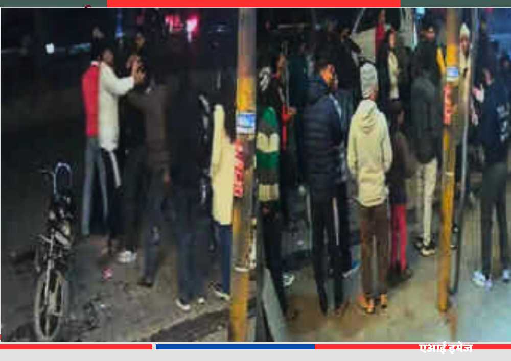 कानपुर में रेस्टोरेंट के बाहर प्रेम त्रिकोण विवाद के दौरान युवक से मारपीट, CCTV कैमरे में कैद घटना