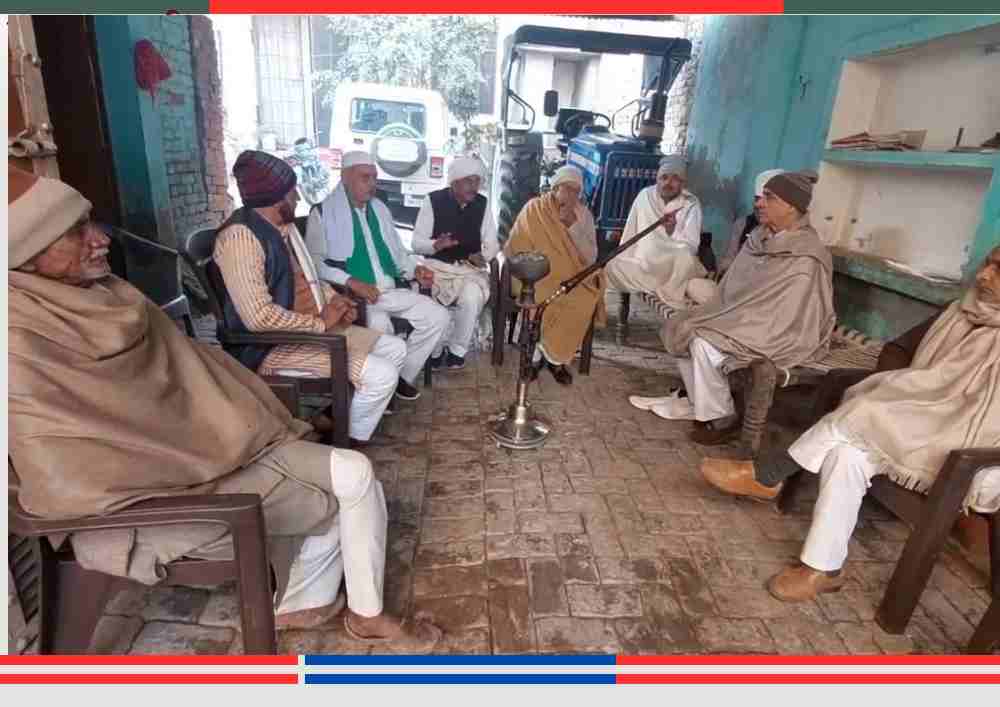 बागपत जिले में खाप पंचायत की बैठक करते बुजुर्ग, स्मार्टफोन और पहनावे पर चर्चा