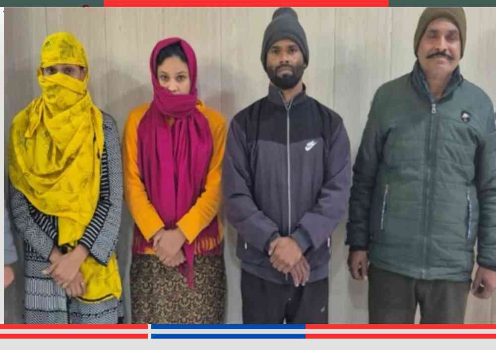 आगरा के अजीजपुर गांव में पुलिस टीम पर हमले के मामले में गिरफ्तार रिटायर्ड दरोगा और परिजन