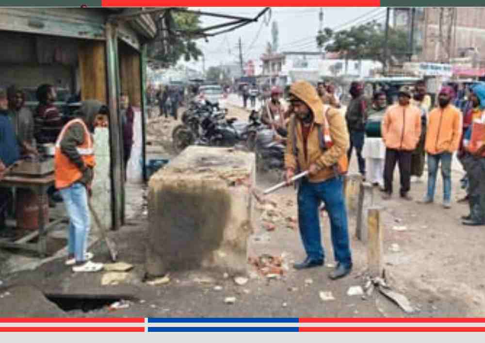 उत्तर प्रदेश के बलरामपुर जिले के तुलसीपुर नगर क्षेत्र में सड़क किनारे नालों पर बने अवैध अतिक्रमण हटाती नगर पंचायत की टीम