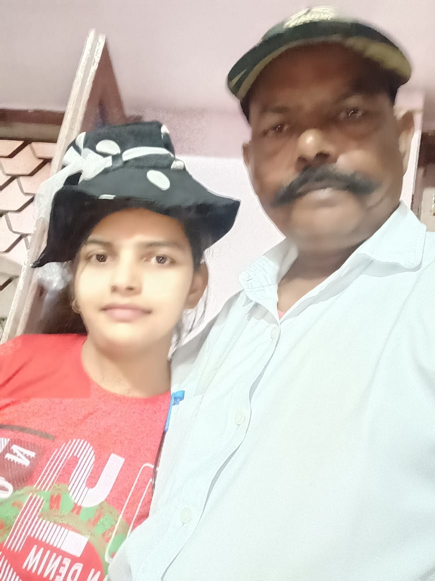 पिता के साथ खड़ी शिल्पी चौधरी की साधारण और भावुक तस्वीर, पिता-पुत्री के स्नेह और भरोसे का प्रतीक