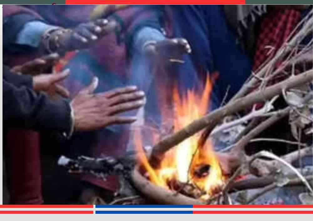 उत्तर प्रदेश में शीतलहर के दौरान अलाव के पास हाथ सेंकते लोग, कड़ाके की ठंड से बचाव का दृश्य