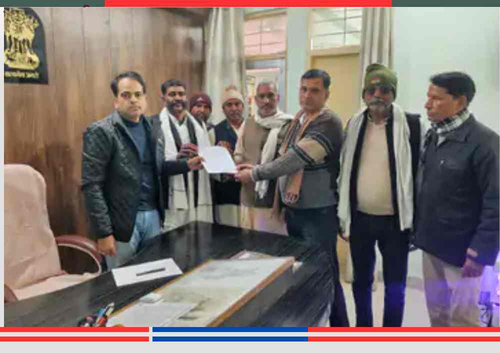 राजस्थान के कामां में राजपूत समाज के प्रतिनिधि उपखंड अधिकारी को मुख्यमंत्री के नाम ज्ञापन सौंपते हुए