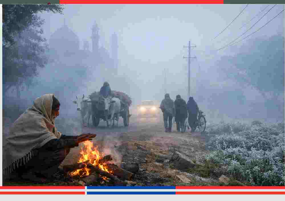 उत्तर प्रदेश के ग्रामीण इलाके में घने कोहरे और कड़ाके की ठंड के बीच अलाव तापते लोग, सर्द पछुआ और शीत लहर का असर