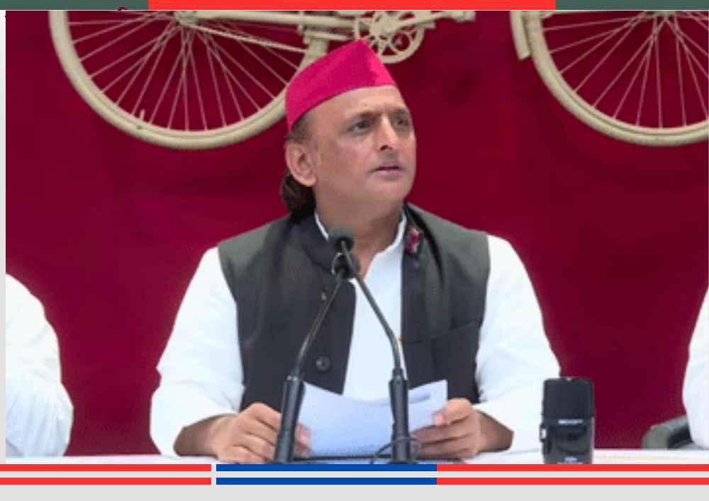 समाजवादी पार्टी अध्यक्ष अखिलेश यादव पार्टी कार्यकर्ताओं को संबोधित करते हुए, पृष्ठभूमि में सपा का चुनाव चिह्न साइकिल।