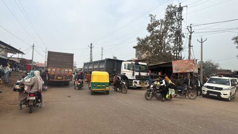 डीग जिले के पहाड़ी क़स्बा चौराहे पर परिवहन विभाग के उड़नदस्तों द्वारा ट्रक व अन्य वाहनों की सघन जांच