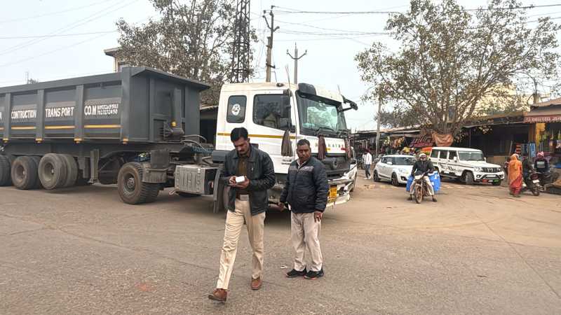 डीग जिले के पहाड़ी क़स्बा चौराहे पर परिवहन विभाग के उड़नदस्तों द्वारा ट्रक व अन्य वाहनों की सघन जांच