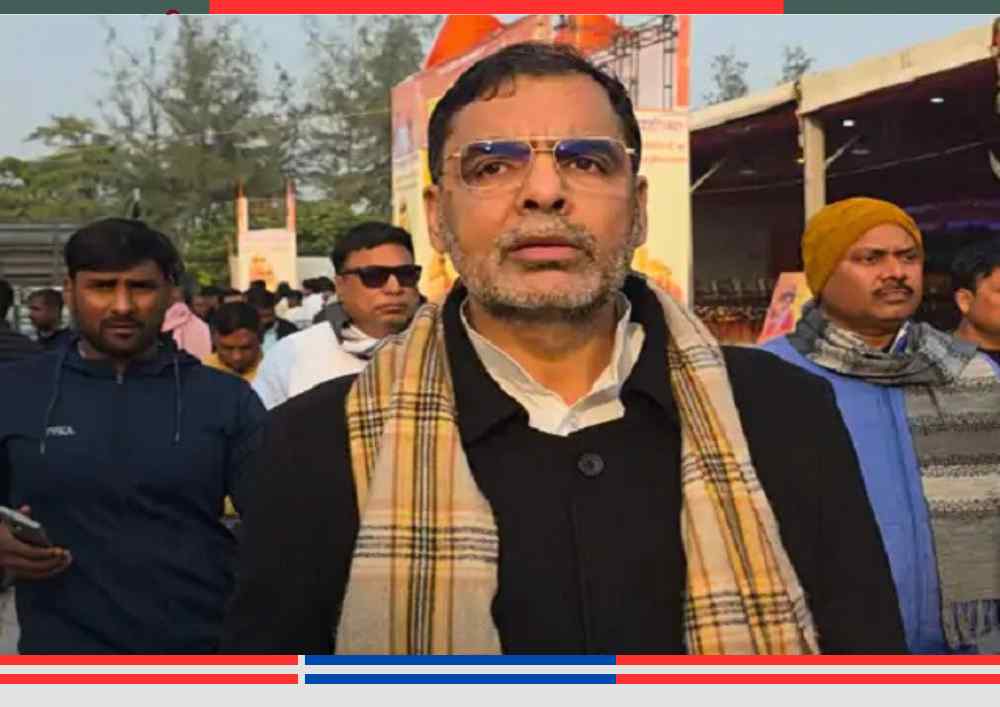 गोंडा में कार्यक्रम के दौरान भारतीय कुश्ती संघ के राष्ट्रीय अध्यक्ष संजय सिंह बबलू समर्थकों के साथ