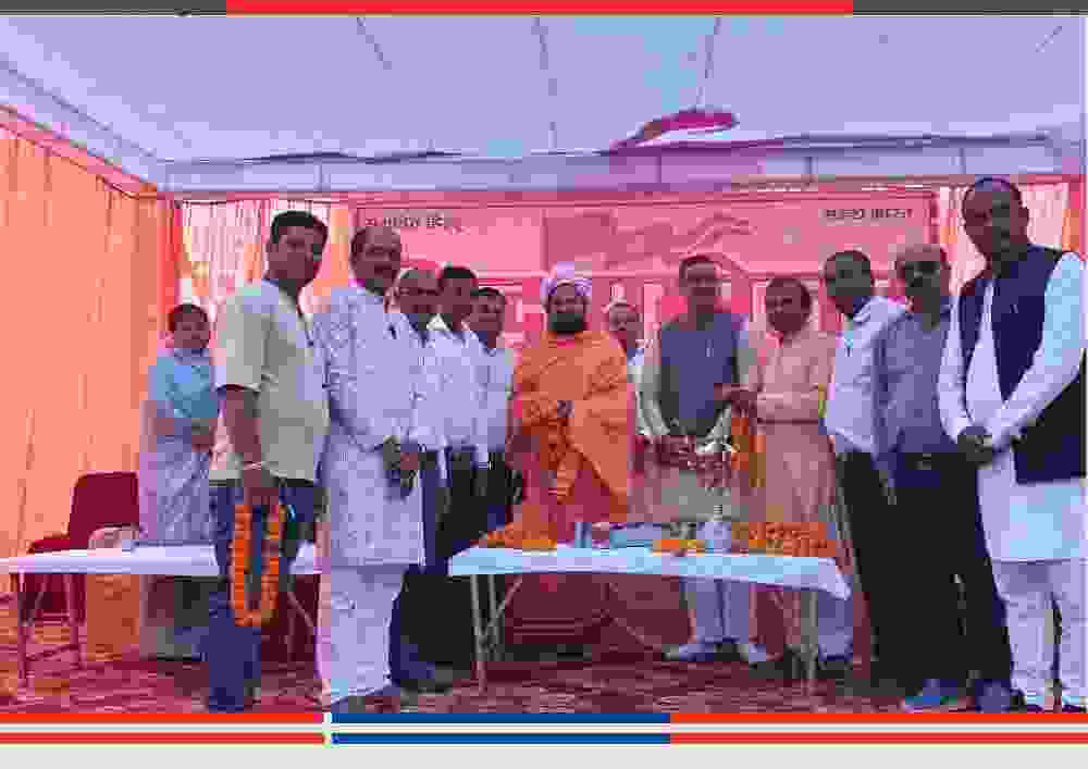 सीपत के धान मंडी मंच पर आयोजित विशाल हिन्दू सम्मेलन में मंचासीन संत, वक्ता और बड़ी संख्या में उपस्थित मातृशक्ति व ग्रामीण जनसमूह