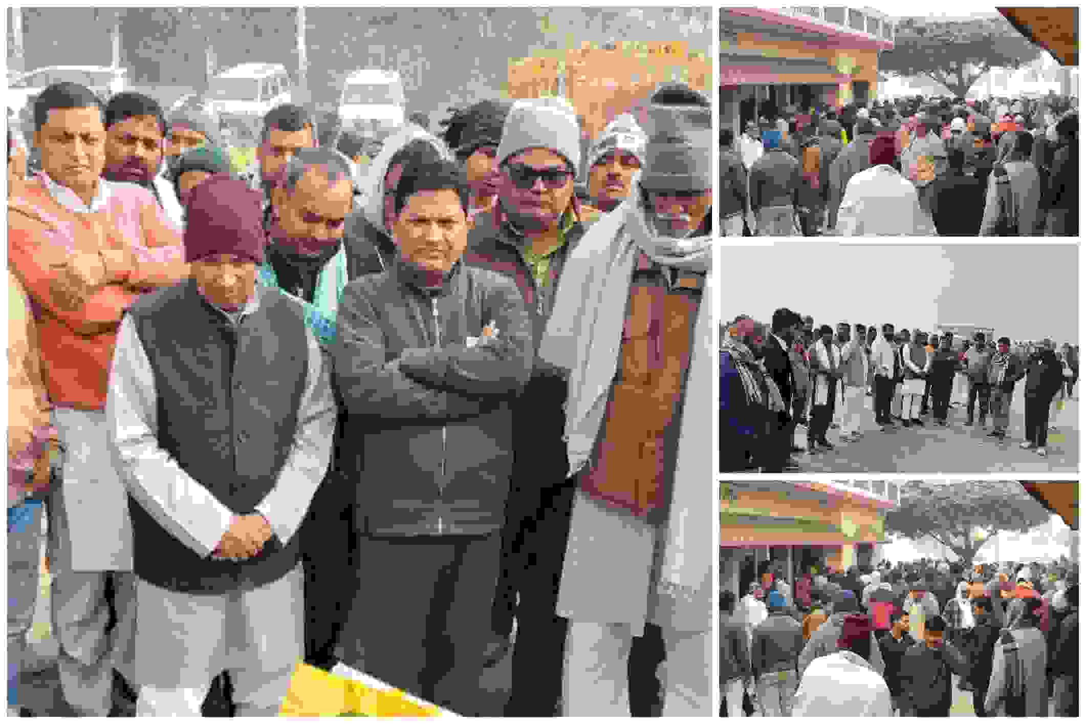 देवरिया में आयोजित प्रोफेसर रामेश्वर सिंह बघेल की श्रद्धांजलि सभा में विभिन्न राजनीतिक दलों के नेता और बड़ी संख्या में लोग एक साथ उपस्थित।