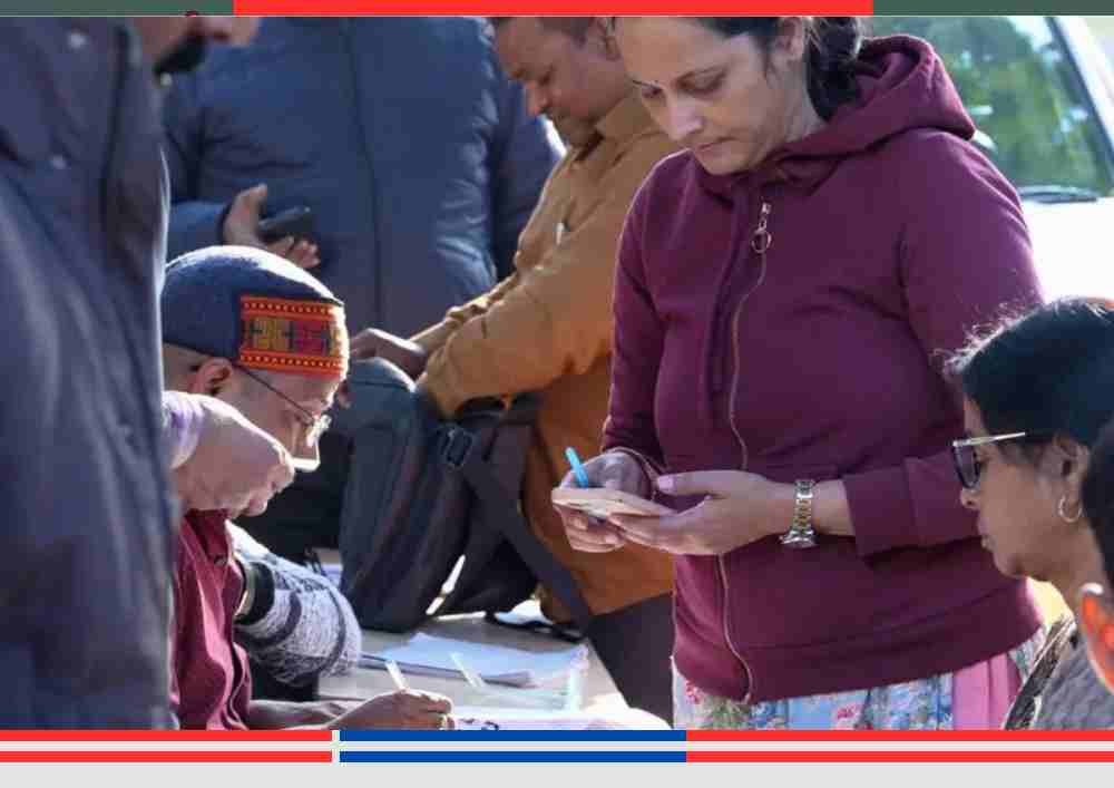 UP Voter List SIR 2026 के तहत उत्तर प्रदेश में ड्राफ्ट मतदाता सूची की जांच करते मतदाता और बीएलओ।