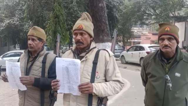 बहराइच की महसी तहसील में SDM पर गंभीर आरोप लगाते तीन होमगार्ड जवान शिकायत पत्र के साथ।