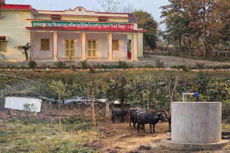 चित्रकूट के मानिकपुर स्थित श्याम मृगवन डाक बंगला परिसर में अवैध कब्जा, बाउंड्री वॉल के पीछे पशु बांधे जाने और सरकारी भूमि पर बनी पानी की टंकी का दृश्य