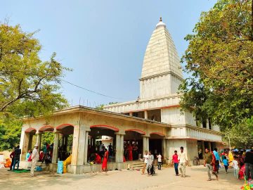 देवरिया के सलेमपुर स्थित प्रसिद्ध दुर्गेश्वर नाथ मंदिर, जहां से अष्टधातु की शनि देव मूर्ति चोरी हुई।